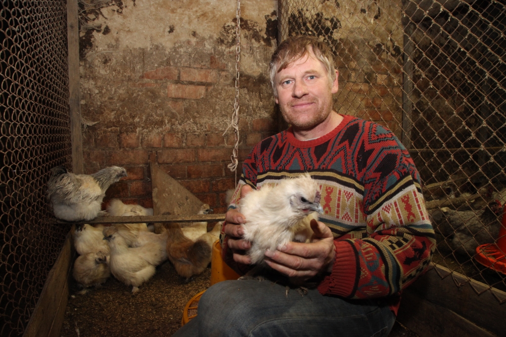 “Nu manas zīdainās meitenes!“ tā Druvienas pagasta “Zvirgzdiņu” māju saimnieks uzrunā zīda vistas, kas atgādina pūkainus kamolus un lepojas ar kājām, kam ir pieci pirksti. 
Autors: Gatis Bogdanovs