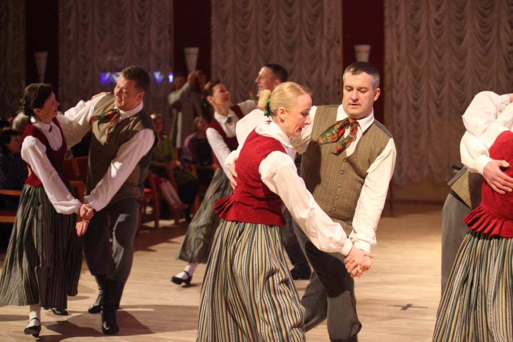 Gulbenes kultūras centra vidējās paaudzes deju kopas “Apinītis” dalībnieku dejotprasme ir tik laba, ka viņi dejojot vienlīdz labi un atraktīvi jūtas kā uz skatuves, tā uz zāles grīdas. 
Autors: Gatis Bogdanovs