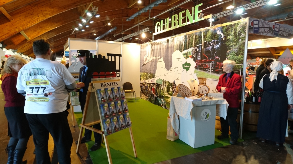 Starptautiskajā izstādē “Balttour 2017” piedalījās arī Gulbenes tūrisma un kultūrvēsturiskā mantojuma centrs, pieaicinot novada mājražotājus un meistarus. Liela interese bija par SIA “Gulbenes-Alūksnes bānītis” piedāvājumiem - izdalīti visi informatīvie bukleti. Apmeklētājos izbrīnu radīja, cik skaistas rotas iespējams izgatavot no Latvijā sastopamajiem dārgakmeņiem. 
Autors: no centra arhīva  