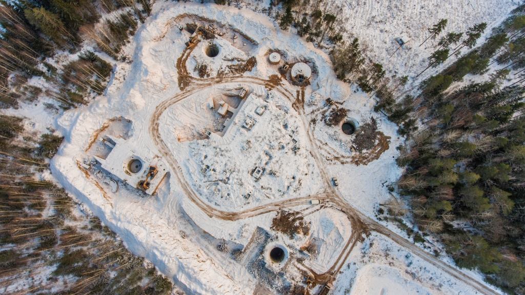 Šādi no putna lidojuma šobrīd izskatās padomju laika kodolraķešu bāze Nacionālajiem Bruņotajiem Spēkiem piederošajā Zemessardzes poligonā Galgauskas pagastā. Pašlaiks tur tiek demontētas četras 32 metrus dziļas pazemes šahtas. Pēc kāda laika par šo vietu liecinās tikai mežu ieskauts līdzenums, jo šī raķešu bāze ir pēdējā Latvijā, kas tiek demontēta.                                                                                                                                                                                                                                                                                                                                                                                                                                                                  
Autors: Publicitātes foto