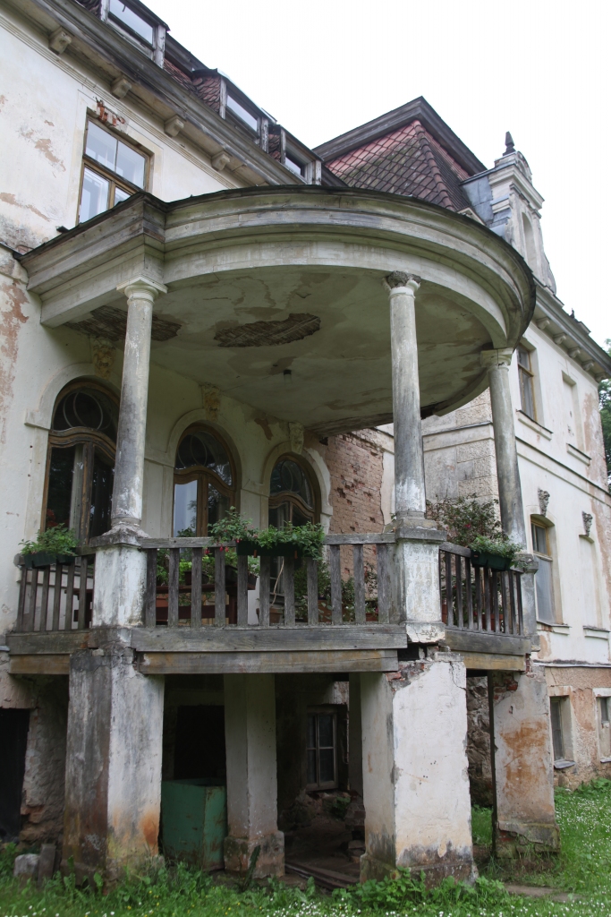 19.gadsimta pirmajā pusē celtajai Stāmerienas pilij, kas ir valsts nozīmes arhitektūras piemineklis, pašvaldība vispirms grib atjaunot brūkošo balkonu, kam vien vajadzēs apmēram 100 000 eiro.
Autors: no Dzirksteles arhīva