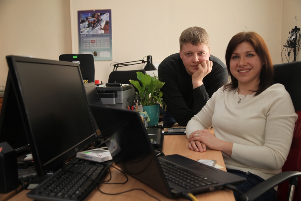 “Vēl pēc desmit gadiem mēs ceram, ka mūsu darbnīca būs lielāka, ka varēsim dot kādam arī darba iespējas, ka arī gulbeniešus varēsim iepazīstināt ar robotiku, ka taps jauni projekti finansējuma piesaistei,” domā moderno tehnoloģiju darbnīcas “Moteda” speciālisti Sintija Jurjāne un Salvis Fazekašs.   
Autors: Gatis Bogdanovs   