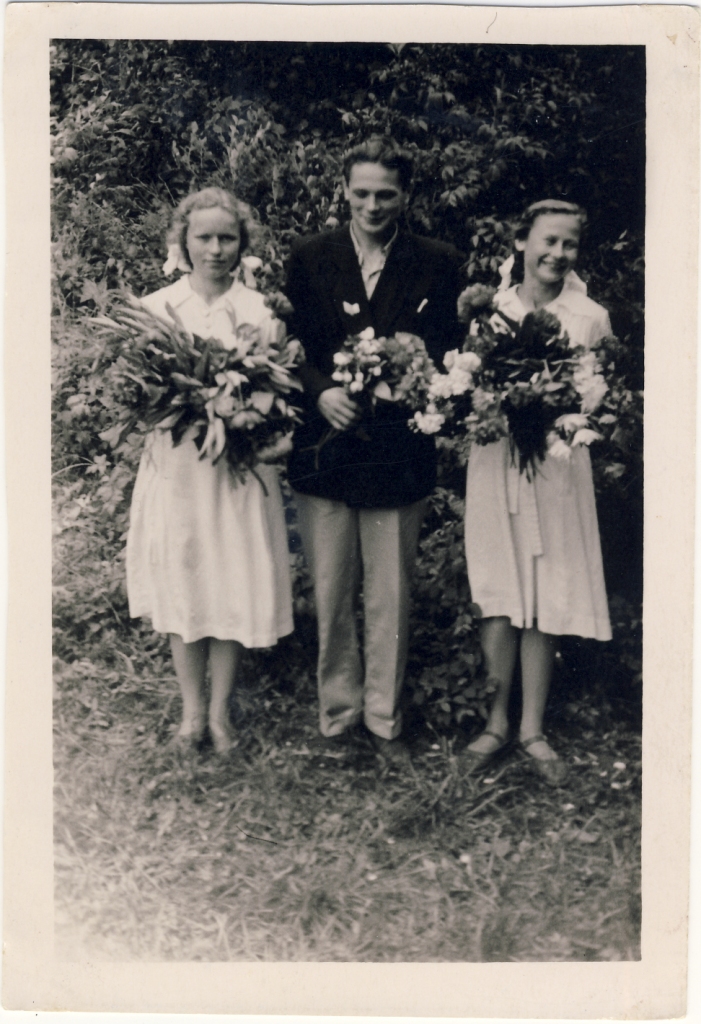 Kopā ar Druvienas skolas beidzējām izlaidumā 1957.gadā – Aina Tēte (no kreisās) un Silvija Gavariņa. Jāzeps Odumiņš bija viņu skolotājs, mācīja vēsturi un fizkultūru.   
Autors: no personiskā arhīva