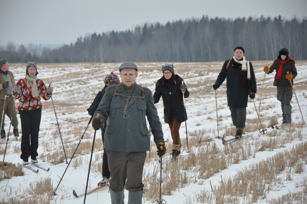 Lai gan šogad sniega uz laukiem bija maz, to kompensēja sērsna, tāpēc, mierlaiku slēpojuma organizatora Nila Treija vadīti, slēpojuma dalībnieki bez problēmām varēja slēpot gan pa nepļautām pļavām, gan pa rugājiem, arumu malām un mežu.
Autors: no personiskā arhīva