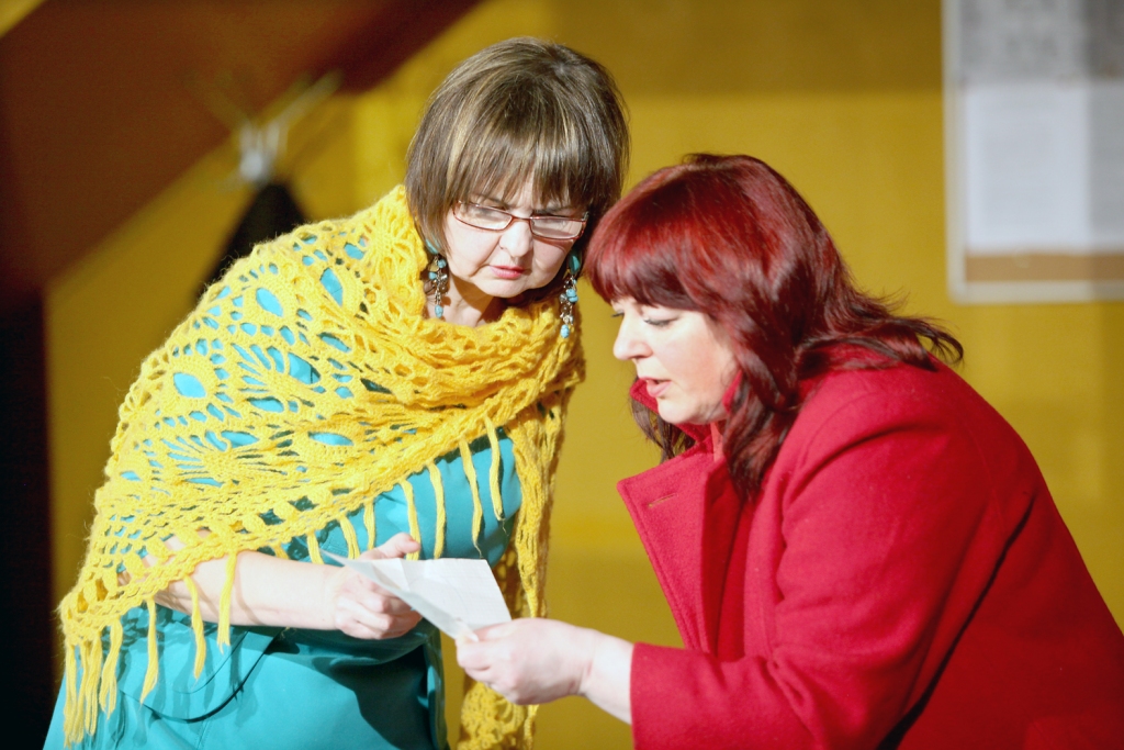 Gulbenes Tautas teātra izrāde “Viesnīcas noslēpums” pēc novada skates tika izvirzīta reģionu skatei, lai cīnītos par titulu “Gada izrāde 2016”. Vadošajās lomās iejutušās (no kreisās) Sarmīte Stupāne un Jolanta Šķirpāne.   
Autors: no “Dzirksteles” arhīva  