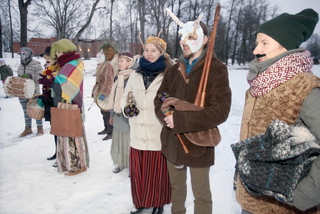 Latviešu maskošanās tradīcija sevī ietver ne vien jautras izdarības, bet arī dziesmu dziedāšanu, kas notika uz Druvienas dīķa.

Autors: Gatis Bogdanovs