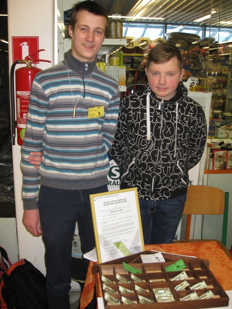  Tajā spilgti sevi apliecināja Krišjāņa Valdemāra pamatskolas jauniešu uzņēmums “Svilpo un cilpo”. Linards Reinis Rozītis un Ralfs Lazdiņš piedāvāja pašu rokām mājās gatavotas svilpītes. 