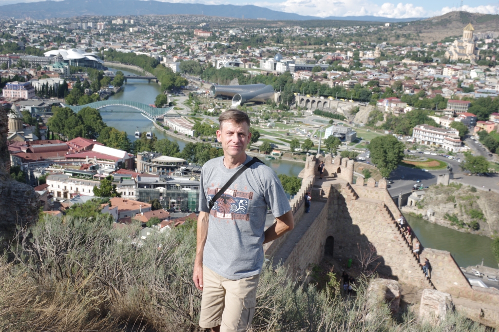  “Aiz manis – Tbilisi ar slaveno Rustaveli avēniju, Shardeni ielu, moderno jauno gājēju tiltu pāri upei, vecpilsētas slavenajām sēravotu pirtīm, Narikala citadeli, kam blakām atrodas Mātes Gruzijas statuja,” saka Laimonis Aumeisters. “Tbilisi, kas ir attīstīta pilsēta, tomēr saskatījām it kā divas pasaules. Pilsētas pašā centrā redzējām ēkas avārijas stāvoklī. Lai nesabruktu, tās bija atstutētas. Pārsteidza, ka tās, neraugoties uz bīstamību, bija apdzīvotas,” piebilst Laimonis.    
Autors: no personiskā arhīva