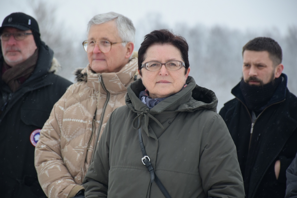 Dzejniece Māra Zālīte Likteņdārzā pagājušā gada decembrī. “Man šķiet, ka Likteņdārzs var izvērsties arī par starptautiski interesantu objektu, kas piesaistītu pasaules sabiedrību mūsu vēsturei, kultūrai un šodienai,” uzskata M.Zālīte.    
Autors: no “Staburaga” arhīva