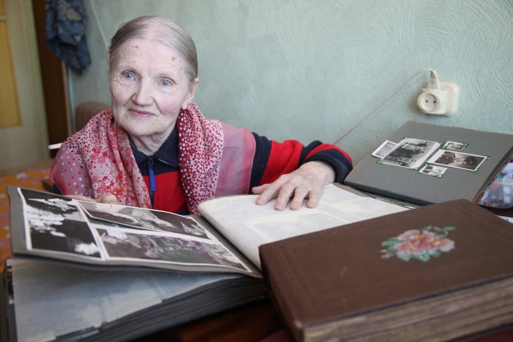 Patīk atvērt albumus un pārskriet pāri atmiņu lappusēm. Vienā no Annas Bitaines albumiem ir 1856.gadā ir ierakstīti vārdi: “Mūsu prieks – rets dzintara grauds. Mūsu bēdas – pelēki oļi, gan lieli, gan mazi. Dzintars – reti kad liels. Tomēr citu jūras krastu mums nevajag.”    
Autors: Gatis Bogdanovs