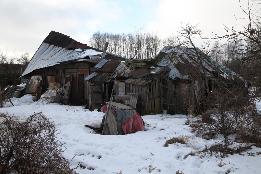 Pirmais gadījums, kad pašvaldība tomēr, iespējams, riskēs pati nojaukt kādu tai nepiederošu graustu, būs pussagruvušie šķūņi Gulbenē netālu no veikala “Beta”.                                                               
Autors: Gatis Bogdanovs