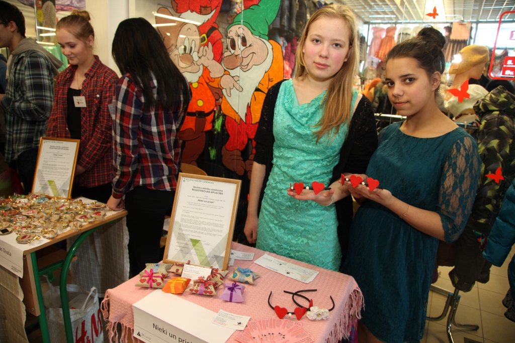 Reizēm, lai radītu labu garastāvokli, nevajag daudz resursu, vajag tikai izdomu un sirsnību. To apliecina Sabīne Evelone (no kreisās) un Monta Jasmīna Endele un viņu mācību uzņēmums “Nieki un prieki”, kas piedāvā iesaiņojumu mazām dāvanām.   
Autors: Gatis Bogdanovs