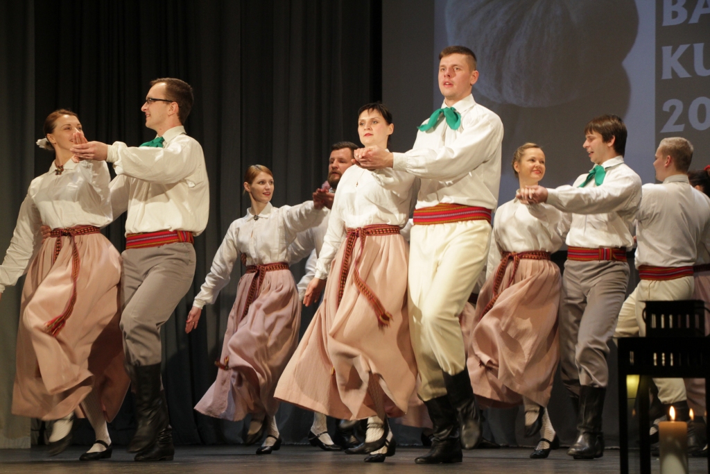 Pagājušajā piektdienā Gulbenes kultūras centrā valdīja reizē romantiska un svinīga noskaņa. Palaikam lielo skatītāju zāli pieskandināja fanfaru skaņas, liekot apzināties, ka tiks pasniegta “Gada balva kultūrā 2016” kādā no desmit nominācijām, kā arī vairākas speciālbalvas. Nominācijā “Gada amatiermākslas kolektīva vadītājs, kolektīvs” balvu ieguva Beļavas pagasta deju kopa “Ega” un tās vadītāja Diāna Tuča. “Ega” ir atraktīvs un draudzīgs kolektīvs, kas spēj ļauties radošām provokācijām. Kolektīva vadītāja Diāna pati veido horeogrāfijas, un pasākumā “Ega” prezentēja vadītājas jaunrades dejas kopā dziedātāju Gintu Ločmeli (grupa “Ginc un Es”) no Rēzeknes. 
Autors:  Sandra Dikmane