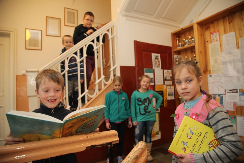 Artūrs, Estere, Nikola, Simona, Roberts un Mārtiņš par savu vienmēr sauks K.Valdemāra pamatskolu. Viņiem skolas bibliotēka ir dārgumu krātuve. Kad bērni tiek pie grāmatām, viņi ir klusi – lasa, pēta un sapņo. 	
Autors: Gatis Bogdanovs