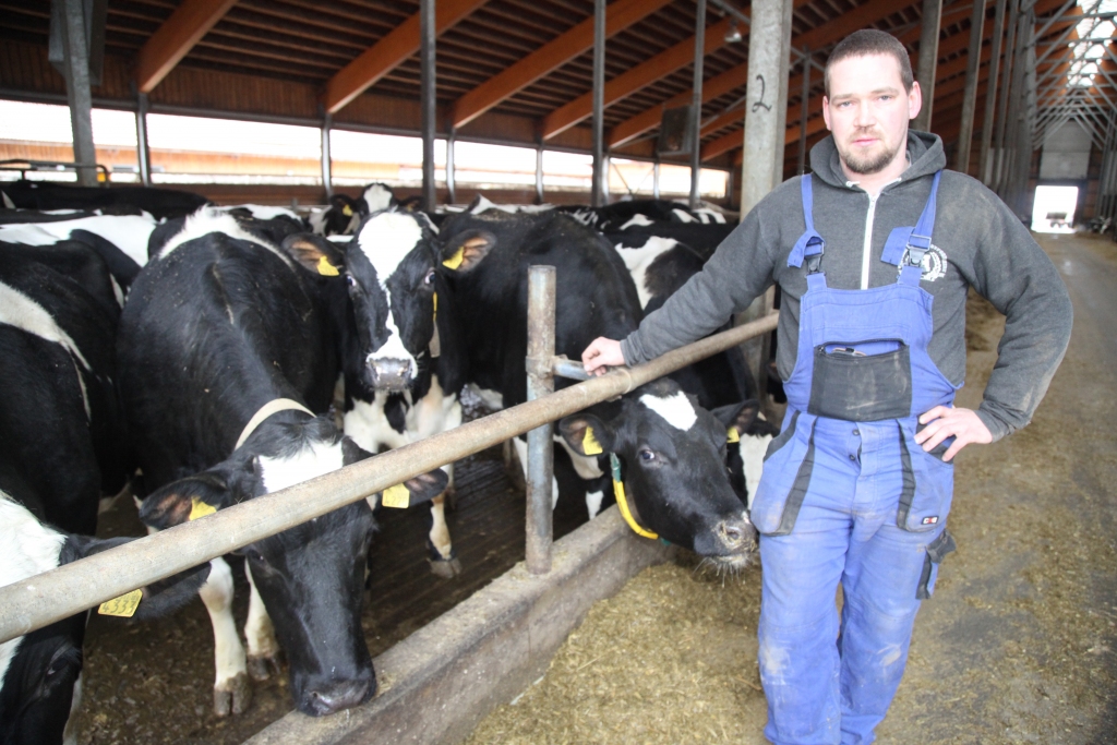“pat lauksaimniecības veikalā, ja saku, ka saimniecībā ir trīs simti slaucamu govju, ka ir vajadzīga kāda detaļa tehnikai vai kaut kas vēl cits, uzreiz ir cita attieksme un lielāka pretimnākšana. Manuprāt, mazo saimniecību īpašniekiem šodien pastāvēt ir daudz grūtāk,” uzskata Lizuma pagasta SIA “Brīvzemnieki” jaunais saimnieks Mārtiņš Bitenieks. 
Autors: Gatis Bogdanovs              