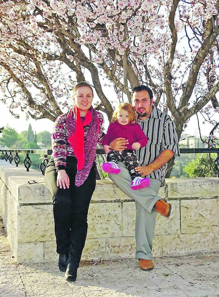 Pavasaris ir Ievas Aklehas mīļākais gadalaiks, kad Betlēmē zied mandeļkoki. Kopā ar vīru Bolosu un meitu Trevinu.                                                                                                                                         
Autors:  no personiskā arhīva