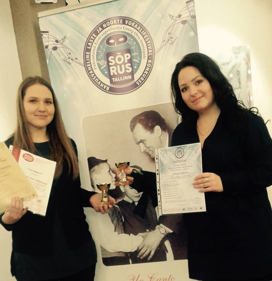  Starptautiskā žūrija, kurā strādājuši cilvēki no Igaunijas, Latvijas un Krievijas, Sabīnes Krilovas (no labās) dziedājumu novērtējuši augstu, piešķirot 1.vietu, kā arī specbalvu - iespēju jau aprīlī doties uz vokālistu konkursu Vīnē un koncertiem Bratislavā.
Autors: www.facebook.com