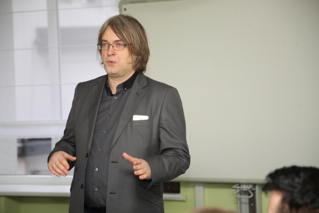 “Kad grāmatas iecere galvā ir izdomāta, tad var sagatavot plānu un pēc tā strādāt katru dienu, negaidot noskaņu vai iedvesmu,” saka rakstnieks, žurnālists un literatūras zinātnieks Arno Jundze. 
Autors: Gatis Bogdanovs