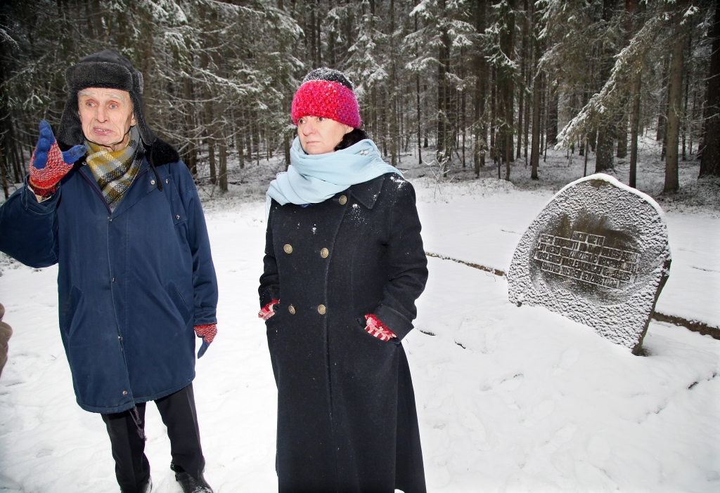Otrā pasaules kara laikā iznīcināto ebreju masu kapi Litenē atrodas klusā, eglēm apaugušā vietā netālu no piebraucamā ceļa. Izraēlas vēstniece Latvijā Lirone Bar-Sadē uz turieni trešdien klusējot mina pēdas sniegotā takā kopā ar līdzgājējiem. Pirms 76 gadiem vasaras pilnbriedā uz turieni kājām no Litenes gāja cilvēki – uz neatgriešanos. 	
Autors: Gatis Bogdanovs