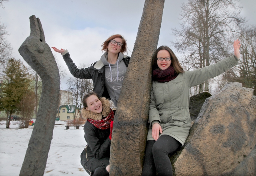 Rīt, 25.februārī, reizē ar Gulbeni savu septiņpadsmito dzimšanas dienu svinēs Gulbenes 2.vidusskolas 10.klases audzēkne Anna Gaponova (no labās). Gulbeni meitene uzskata par savu pilsētu, jo ir te dzimusi, te mīt viņas ģimene, draugi. “Iepriekš es pat neiedomājos, ka svinu savu dzimšanas dienu reizē ar dzimto pilsētu, bet tagad man tie ir divkārši svētki. Gulbenei dzimšanas dienā es novēlu vairāk saules un zaļāku zāli, bet tās iedzīvotājiem – vairāk savstarpējas saskaņas un komunikācijas! Lepojos, ka manas pilsētas simbols ir gulbis, ka Gulbenē ir mākslas skola, kuru arī pati esmu beigusi, ka ir mūzikas skola, kur bērni var sevi pilnveidot. Ļoti gribētos, lai manā pilsētā būtu vairāk izklaides un izpausmes iespēju jauniešiem,” saka Anna. Pēc vidusskolas beigšanas meitene savus nākotnes nodomus saista ar studijām Latvijas Mākslas akadēmijā. “Es nedomāju, ka varētu  pavisam doties projām ne tikai no Gulbenes, bet arī Latvijas. Es vēlos palikt te, jo man ļoti svarīga ir mana ģimene,” uzsver Anna, kura vēlējās fotografēties kopā ar savām draudzenēm (no kreisās) Margaritu Bičkovsku un Kristiānu Mocarevu.   
Autors: Gatis Bogdanovs