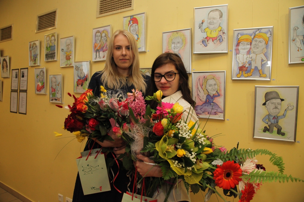 Ziedi, dāvanas, radošas nākotnes vēlējumi. Tas viss pagājušajā sestdienā tika adresēts izstādes “Ierāmēts Gulbenē” aplūkojamo darbu autorēm Inetai Kokinai (no kreisās) un Amandai Kasparei, kuras bija zīmējušas Gulbenē populāru un pazīstamu cilvēku portretus. Jāteic, ka prototipi darbos sevi atpazina. Tas izdevās arī lielākajai daļai cilvēku, kuri bija ieradušies uz izstādes atklāšanu Gulbenes kultūras centrā. Tomēr tika izteikti arī minējumi par vienu otru portretā attēloto personāžu. Abas mākslinieces neslēpa emocijas par šo iespēju izstādīt savus darbus, ko portretētie pēc 25.marta, kad izstāde tiks slēgta, varēs arī iegādāties par simbolisku cenu. Ineta ir topošā māksliniece, bet Amanda mācās vidusskolā.  
Autors: Gatis Bogdanovs