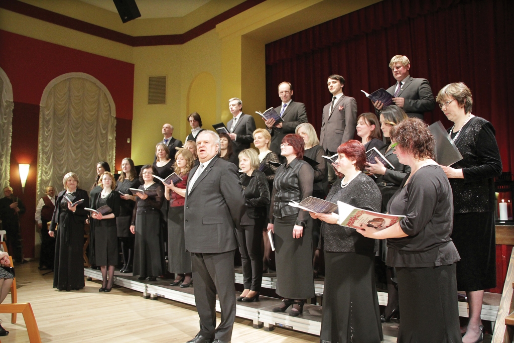 “Gan Lizuma jauktā kora dalībniekiem, gan citiem dziesmotajiem kolektīviem es novēlu izturību, nepazaudēt degsmi acīs, bet nodot to nākamajām paaudzēm, lai šī paaudžu maiņa dziedātājiem notiktu bez sāpēm, lai paaudzes gribētu sadarboties!” novēl Lizuma jauktā kora diriģents Jānis Āboliņš.
Autors: Gatis Bogdanovs