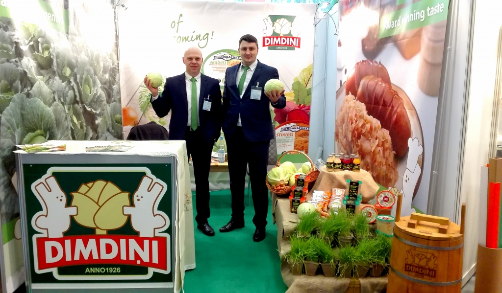 SIA “Dimdiņi” ar savu produkciju raisīja interesi starptautiskajā izstādē Vācijā. To apliecina arī SIA “Dimdiņi” eksporta vadītājs Mareks Romanovs (no kreisās) un SIA “Dimdiņi” reģionālais vadītājs Nauris Virziņš.
Autors: no personiskā arhīva