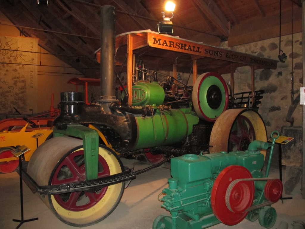 Lejas ratnīcā novietoti dažādi ceļu būves mehānismi, arī muzeja lepnums – 1924.gadā izgatavotais firmas “Marshall” tvaika veltnis.
Autors: Pārsla Konrāde