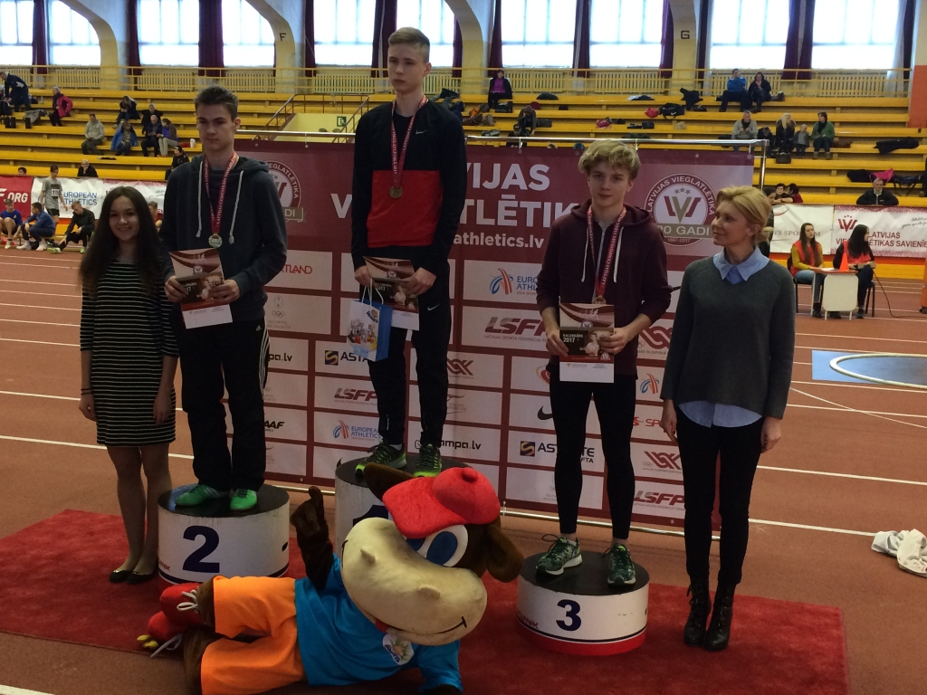 Uz 2.vietas pjedestāla Latvijas vieglatlētikas čempionātā U16 vecuma grupā – tāllēcējs Krists Sveķis no Tirzas.
Autors: no personiskā arhīva