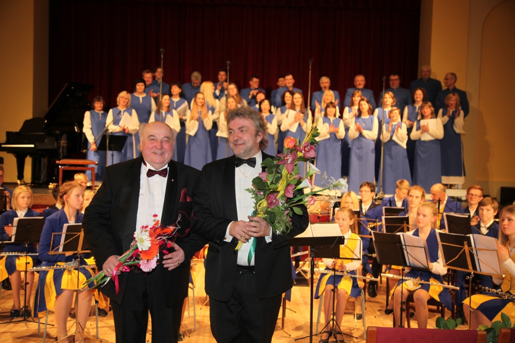 Austrai Veikšānei veltītajā piemiņas pasākumā  “Pateicības psalms”  gan emocionālu, gan muzikālu atbalstu A.Veikšānes dzīvesbiedram Donātam Veikšānam neliedza viņa draugs un Balvu kultūras centra jauktā kora “Mirklis” diriģents Uldis Kokars (no labās).	
Autors: Gatis Bogdanovs