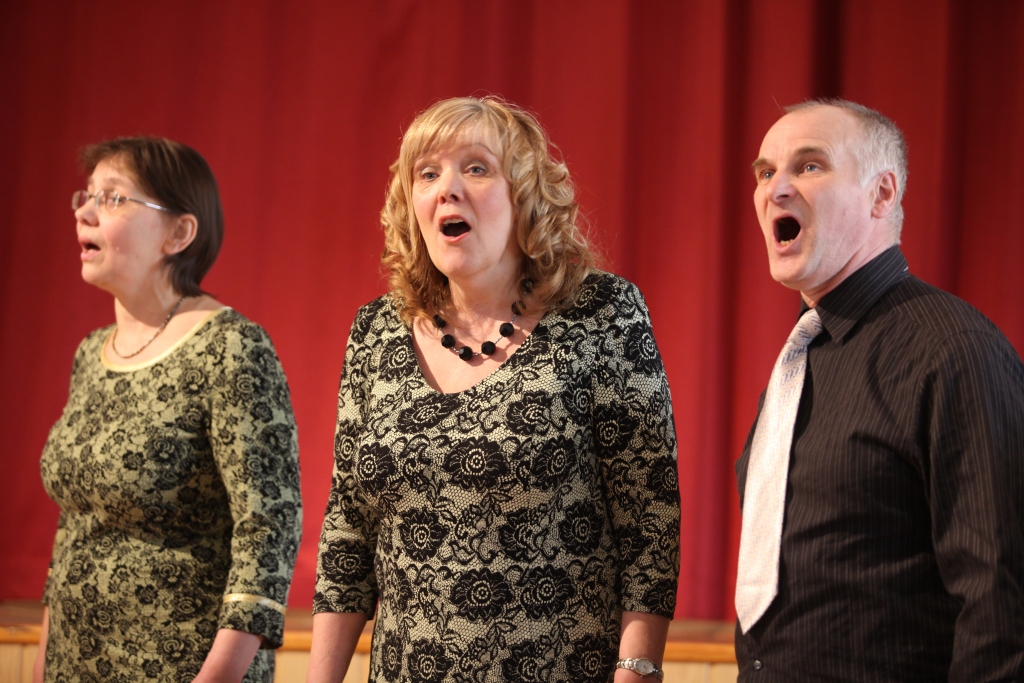 Tirzas kultūras nama jauktā vokālā ansambļa “Tirzmalieši” vadītāja Inga Zomerovska (vidū) skatei bija izvēlējusies latviešu tautas dziesmu “Teici, teici’ valodiņa”, Raimonda Paula “Mājās” un igauņu tautas dziesmu “Kar, brālīti, šūpolītes”. Kopā ar Ingu attēlā Andris Kozuls un Gunta Apine.	
Autors: Gatis Bogdanovs