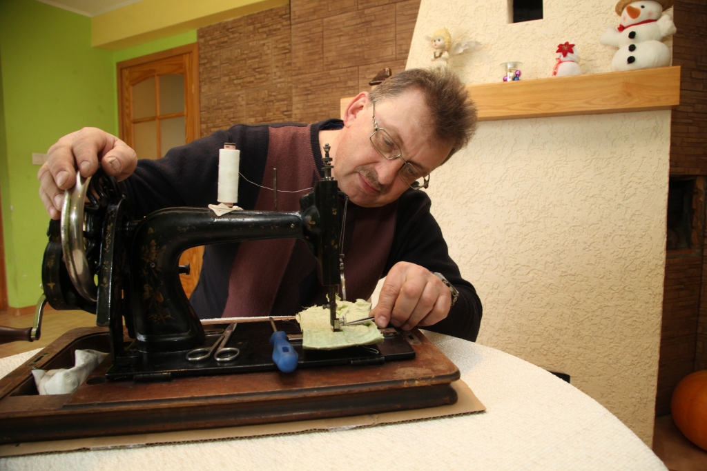 Agris Silaunieks prot arī pats šut. Viņam kā mehāniķim to ir jāmāk, ir jāpārbauda katra šujmašīna darbībā. Tomēr tādu īstu šūšanu viņš mājās labāk uzticot sievai - profesionālai šuvējai.
Autors: Gatis Bogdanovs