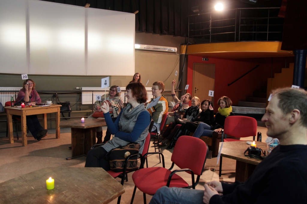 Izsoli rīkoja biedrība “Dēms”. Dalībnieki bija aicināti nest un piedāvāt izsolei jaukas lietas, kuras pašiem vairs nevajag. Katra priekšmeta sākotnējā izsoles cena bija 50 centi. 
Autors: Herta He