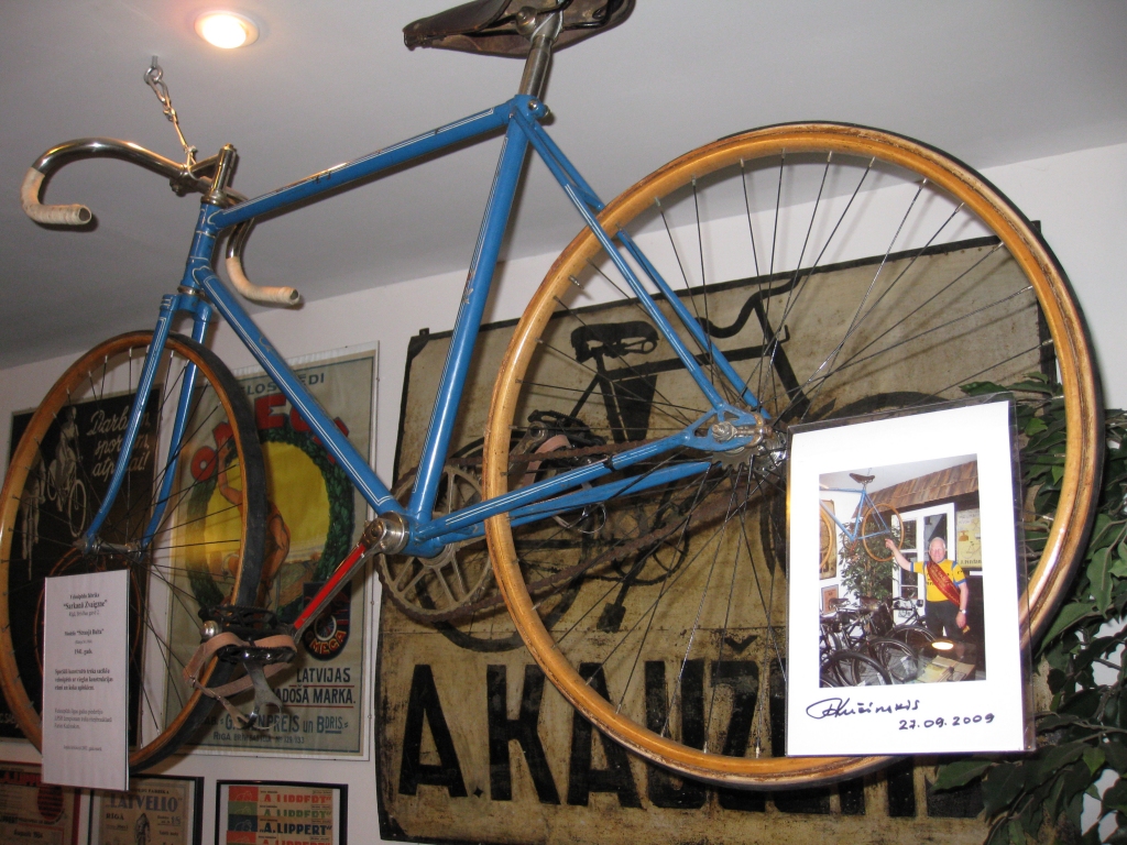 Fabrikā „Sarkanā Zvaigzne” Rīgā ražots treka sacīkšu velosipēds „Straujā Bulta” (1941) piederējis Latvijas PSR čempionam Farim Kučinskim.
Autors: Pārsla Konrāde