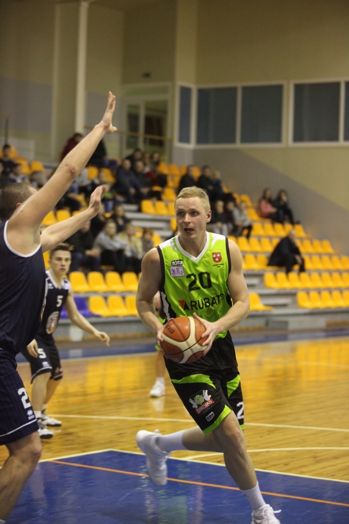 “Bukiem” rezultatīvākais ar 19 punktiem un 11 atlēkušajām bumbām - Roberts Mednis.	
Autors: no Dzirksteles arhīva