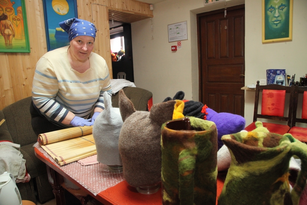 Gulbenes Tautas teatra režisorei Inetai Krastiņai, gatavojoties lugas “Kaķīša dzirnaviņas” pirmizrādei, nācies apgūt pat filcētājas iemaņas, lai aktieri varētu skraidīt pa skatuvi filcētās čībās un cepurēs, bet galma dāmas lepoties ar filcētām parūkām. Izrāde būs interesanta un krāšņa.
Autors: Gatis Bogdanovs