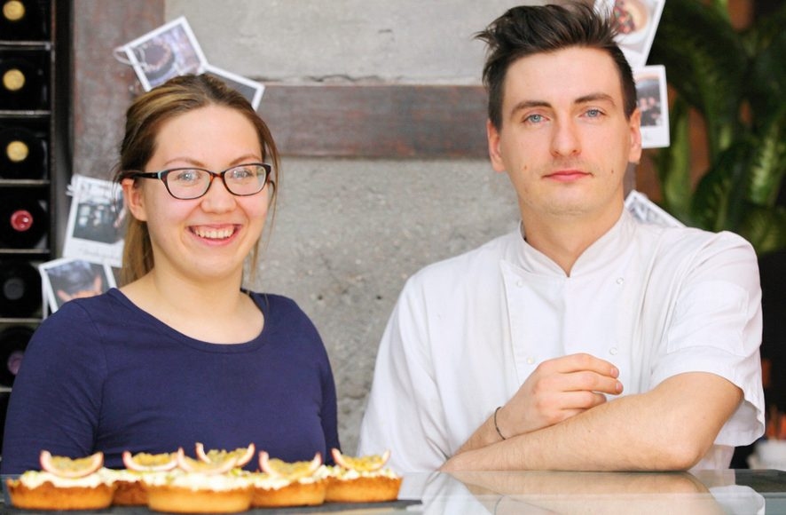 Šefpavārs Kaspars Krūmiņš un konditore Renāte Kalniņa pie restorāna “Mute” kārdinošās desertu vitrīnas.
Autors: Ilze Pētersone (praktiski.la.lv)