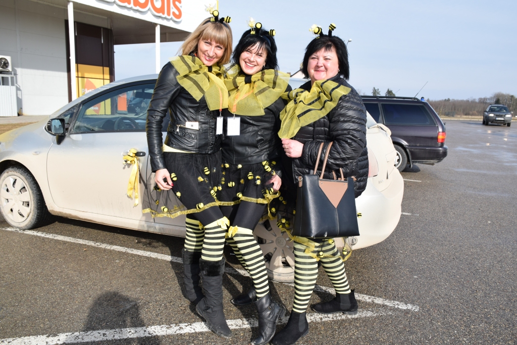 Sieviešu dienas rallija ekipāžas “Bitīt matos” dalībnieces Maija Bonka (no kreisās), Ilze Nogobode un Daina Kalniņa iesaka visām sievietēm, kas prot vadīt auto, piedalīties šajā azartiskajā pasākumā, lai gūtu pozitīvu emociju lādiņu. 
Autors: Guna Mikasenoka