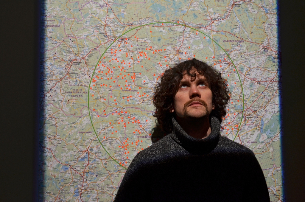 “Es lūkoju visus savus “sarunu biedrus” – pamestās mājas 20 kilometru rādiusā ap manu māju - nobildēt, bet to skaits bija tik liels, ka rādiusu vajadzēja samazināt. Iezīmēju kartē un saskaitīju, ka pamesto māju skaits varētu būt vairāk nekā 350. Kopš 2013.gada daļu esmu paspējis nobildēt, daļa pārvērtusies par melnu baļķu kaudzi, bet šī savdabīgā meditācija un dīvainā kartotēkas veidošana turpinās,” stāsta Ivars Drulle. 
Autors: no personiskā arhīva