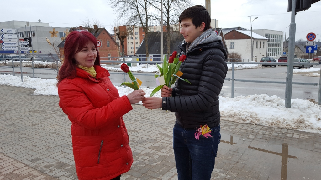 Rolandam Priedeslaipam arī sagādāja prieku pasniegt sievietēm ziedus. 	
Autors: no “Bāzes” arhīva