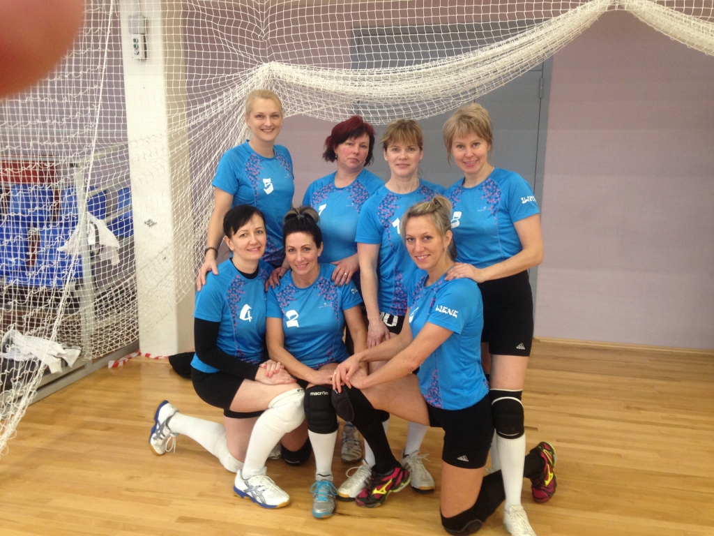 Gulbenes volejbolistes gandarītas par 3.vietu. Komandas sastāvā spēlēja: Solvita Vīcupa, Liene Ķikuste, Daiga Ņikitina, Iluta Rudzīte, Inita Medne, Anita Pizele un Inese Ubaga.  
Autors: no personiskā albūma