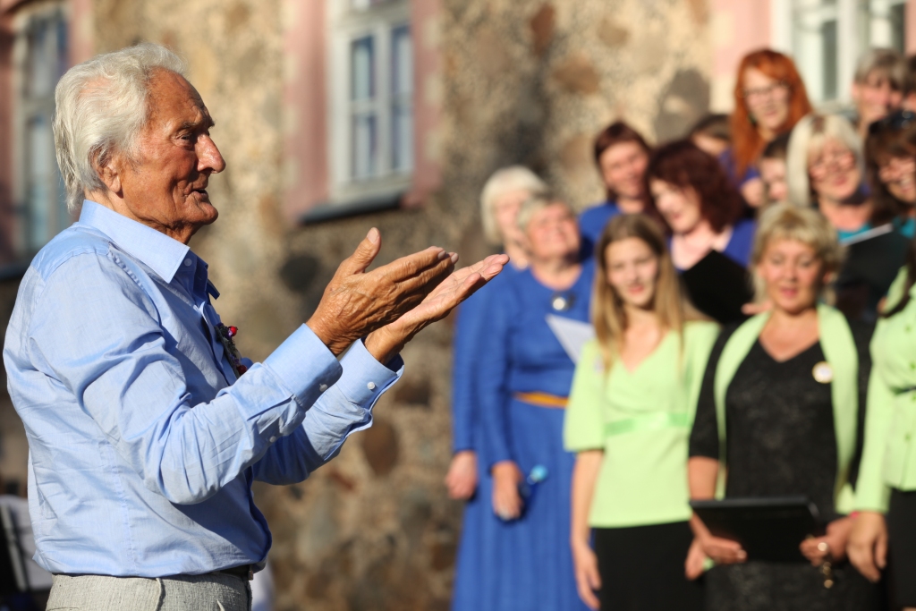 Maestro Gido Kokars visu mūžu uz savām rokām Latvijā un tālu pasaulē nesis kora dziesmu. Šo mīlestību viņš smēlies savā dzimtajā pusē Beļavas pagasta Ozolkalnā, kur pagājušajā vasarā savā 95. dzimšanas dienā diriģēja mūsu novada kopkori. 
Autors: no “Dzirksteles” arhīva