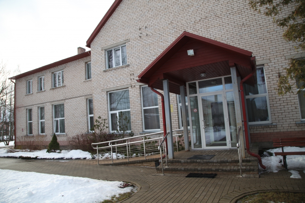 Ir arī istabas, kas domātas vienam iemītniekam! Tādā istabā sociālās aprūpes ēkā “Dzērves” Daukstu pagastā mitinās vientuļš seniors, kura vārds novadā saistās ar Atmodas vēsturi. Cienot viņu un viņa vēlmes, ir dota iespēja dienas vadīt savrup vienatnē.	
Autors: no “Dzirksteles” arhīva