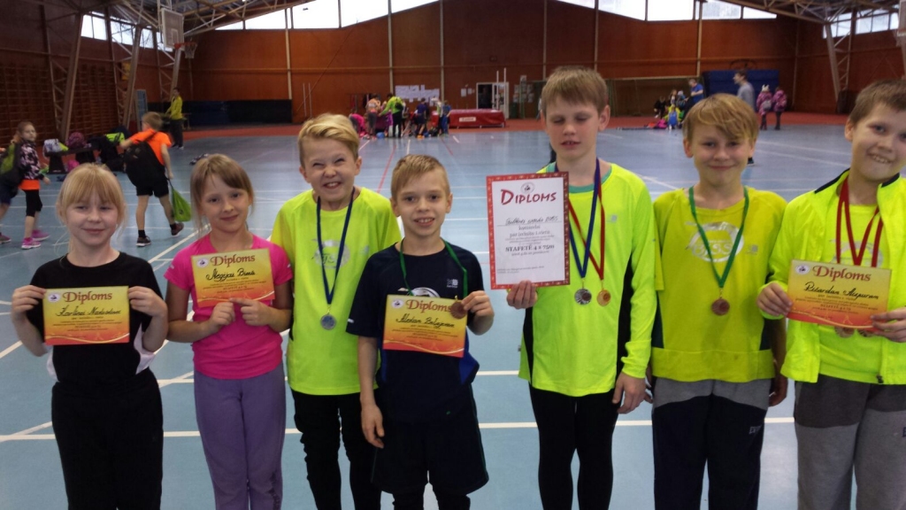 Laimīgi pēc startiem, gandarīti par medaļām un diplomiem. Attēlā – mazie Gulbenes novada vieglatlēti: Karlīna Nakoskina (no kreisās), Megija Biezā, Sandijs Zujevs, Alens Berezins, Oskars Priedītis, Daniels Piebalgs un Ričards Aizpurs.
Autors: no personiskā arhīva