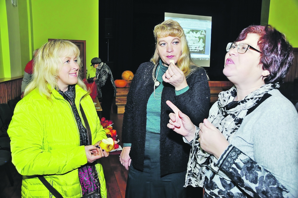 Audzētos ābolus izgaršo Dārzkopības institūta pētnieces Ilze Grāvīte un Laila Ikase. 
Autors: DAINIS ĢELZIS