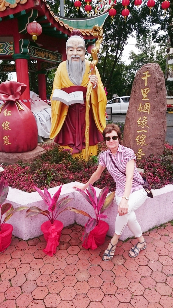 Gudrais ar grāmatu. Ja nofotografējas pie šīs statujas, tad attiecībās viss būs kārtībā. Šo iespēju izmantoja arī Dzintra Gailāne.  
Autors: no personiskā albuma