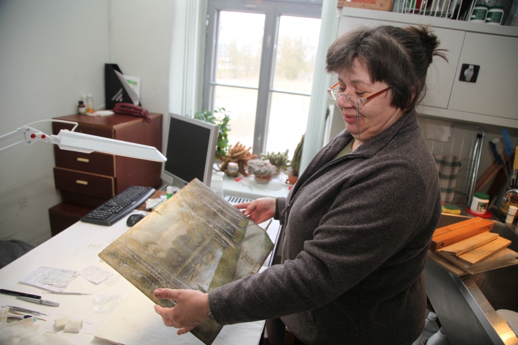 Restauratore gleznas nerestaurē, bet šo privātpersonas atnesto mākslas darbu viņa mēģinās  mazliet iztaisnot. 	
Autors: Gatis Bogdanovs