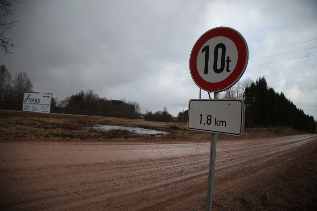 Ceļazīme liecina, ka pa ceļu Ozolkalns – Lejasciems transportlīdzekļi, kuru masa pārsniedz 10 tonnas, nevar braukt tālāk par 1,8 kilometriem.
Autors: Gatis Bogdanovs
