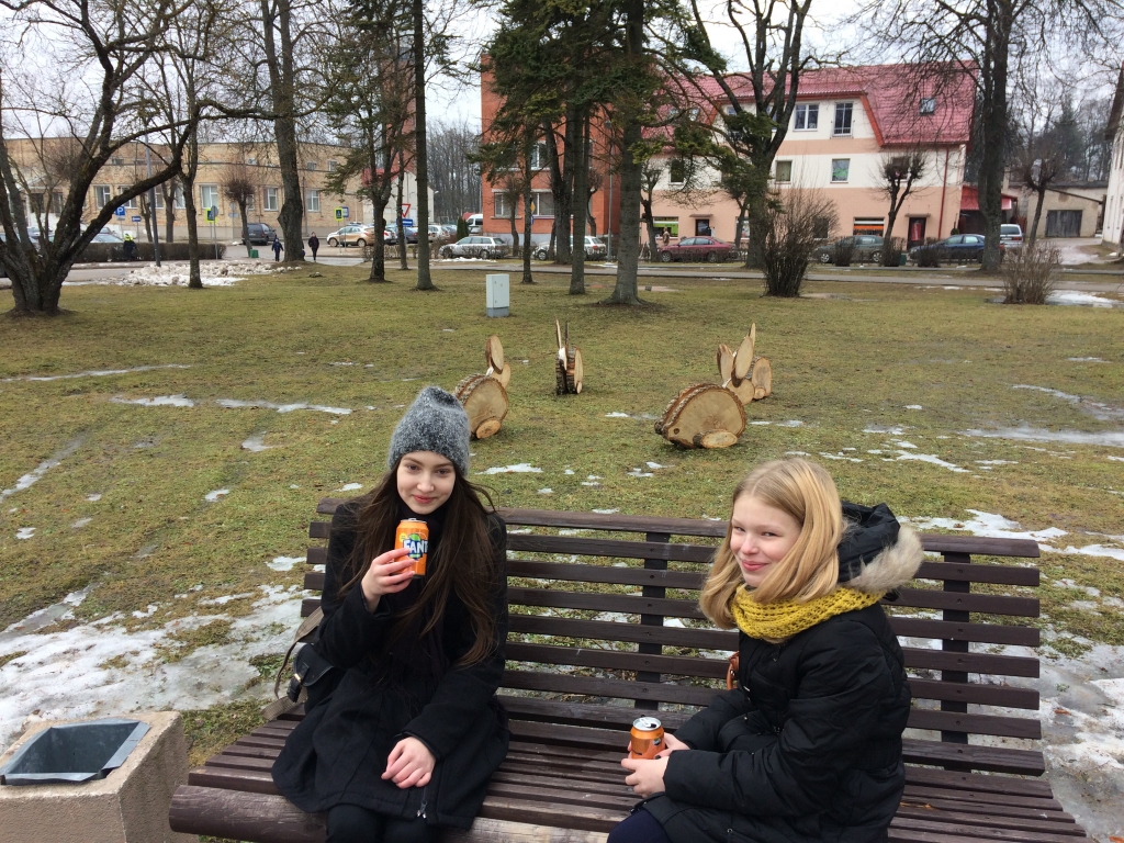Gulbenes centrālajā skvērā jau kādu laiku redzami Lieldienu zaķi. 	
Autors: Diāna Odumiņa