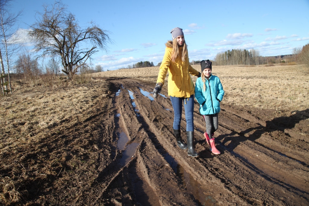 Mainīgie laikapstākļi rada problēmas daudzu lauku māju iedzīvotājiem. Lai pavisam neizdangātu ceļu, kas ved uz māju, daži saimnieki automašīnas atstāj iebraucamā ceļa galā un tālāk dodas kājām. Tā jau krietnu laiku rīkojas arī Beļavas pagasta “Saliņu” māju saimniece Jolanta Brūniņa un viņas bērni - meita Elizabete (no kreisās) un Marta, tāpēc saprotams Jolantas sašutums, kad viņa trešdienas vakarā konstatēja, ka braukts pa šo ceļu, to pamatīgi sabojājot.	
Autors: Gatis Bogdanovs